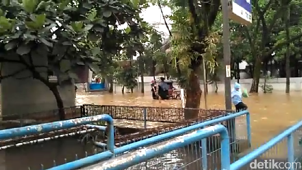 Banjir di Jala Raya Dayeuhkolot/ foto: Wildan (Pembaca)