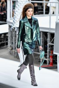 Spektakuler! Ada Roket Lepas Landas di Fashion Show Chanel