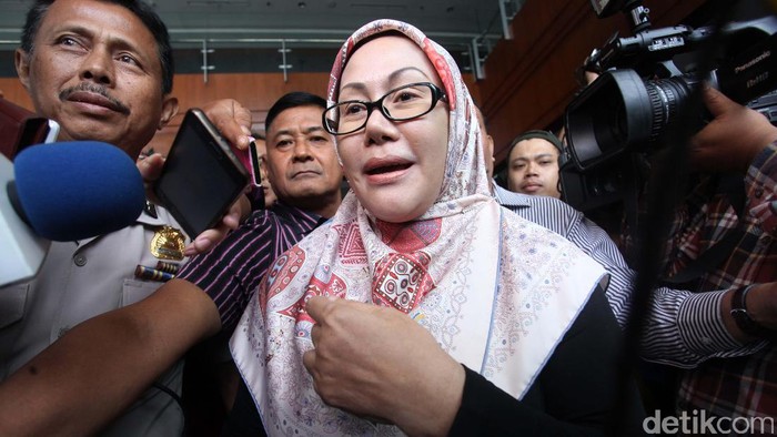 Mantan Gubernur Banten, Ratu Atut Chosiyah menjalani sidang perdana kasus korupsi pengadaan alat kesehatan. Atut didakwa merugikan negara Rp 79 miliar.