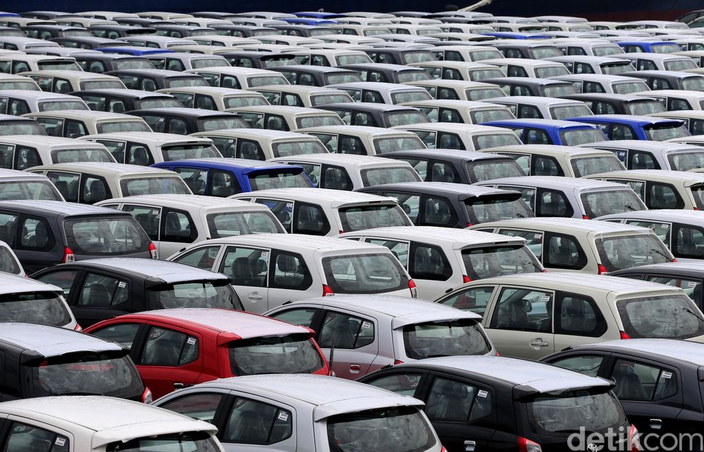 PT Toyota Motor Manufacturing Indonesia (TMMIN) melakukan pengapalan kendaraan untuk ekspor ke berbagai negara di IPC Car Terminal, Tanjung Priok, Jakarta, Rabu (8/3).