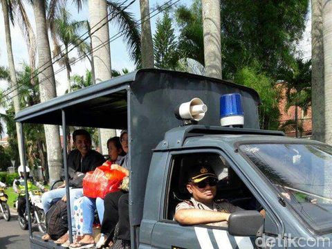 Kapolres Malang angkot penumpang terlantar