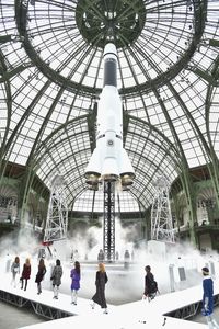 Spektakuler! Ada Roket Lepas Landas di Fashion Show Chanel