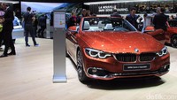 Nah kalau ini, BMW Seri 4 dengan atap terbuka. Cocok untuk dikendarai bersama pasangan di udara terbuka. Foto: Dina Rayanti