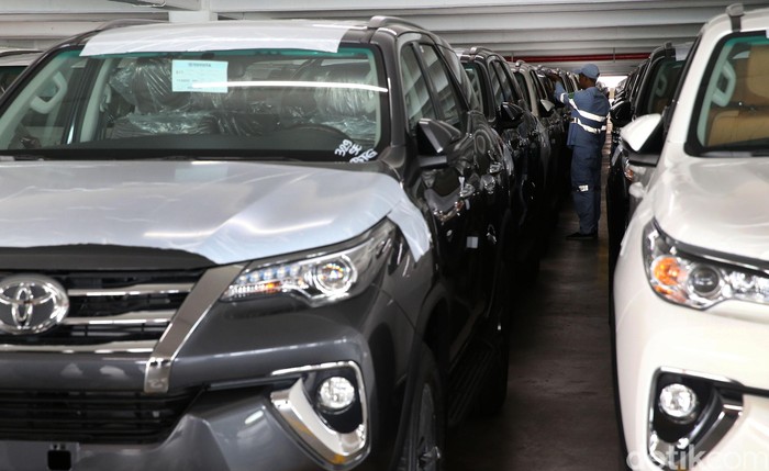 PT Toyota Motor Manufacturing Indonesia (TMMIN) melakukan pengapalan kendaraan untuk ekspor ke berbagai negara di IPC Car Terminal, Tanjung Priok, Jakarta, Rabu (8/3).
