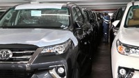 Pekerja mengecek mobil yang akan dieksport.