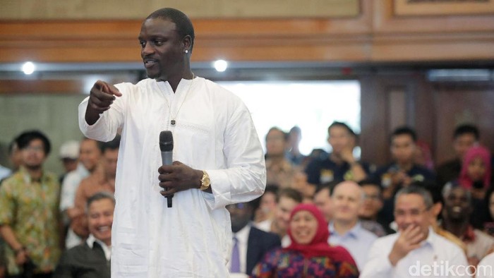 Penyanyi R&B asal Senegal atau yang lebih dikenal sebagai Akon, hadir di Indonesia untuk membantu menyediakan akses listrik di Suku Anak Dalam.