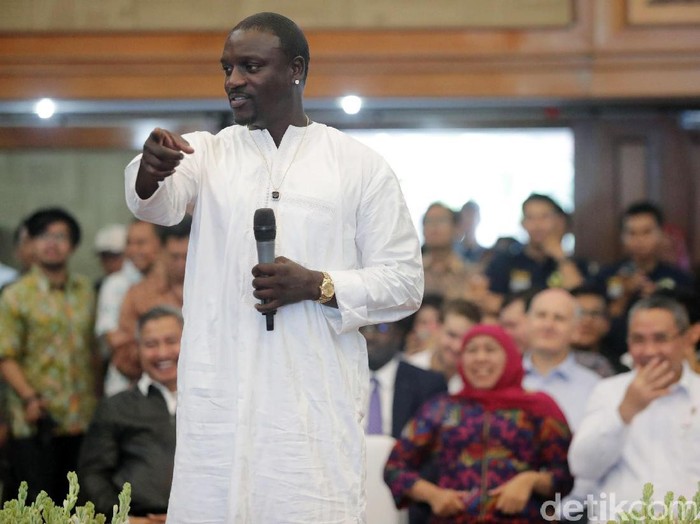 Penyanyi Akon Berkontribusi Untuk Indonesia Penyanyi R&B asal Senegal atau yang lebih dikenal sebagai Akon, hadir di Indonesia untuk membantu menyediakan akses listrik di Suku Anak Dalam.