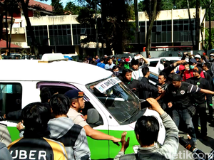 100 Brimob Disiagakan Pasca Aksi Demo Sopir Angkot di Tangerang