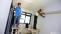 Pekerja memasang instalasi listrik di Rusun Marunda Blok D.