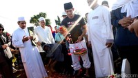 Iko tampak mengenakan kaus dan celana putih panjang. Pool/Palevi S/detikFoto.