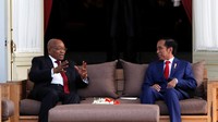 Jokowi mengajak Jacob berbincang santai secara pribadi di beranda belakang Istana Merdeka (veranda talk). Pool/Darren Whiteside/Reuters/detikFoto.