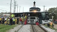 Kepaka kepolisian Biloxi, John Miller mengatakan, kecelakaan itu terjadi pada Selasa (7/3) sekitar pukul 14.00 waktu setempat di perlintasan kereta di Biloxi. Dikatakan Miller, tiga penumpang bus tewas seketika di tempat kejadian, sedangkan korban keempat tewas dalam perjalanan menuju rumah sakit.  REUTERS/John Fitzhugh/Biloxi SunHerald.