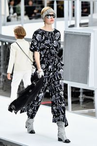 Spektakuler! Ada Roket Lepas Landas di Fashion Show Chanel