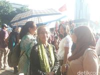 Eyang Sri, Usia 76 Tapi Tetap Semangat Suarakan Hak Perempuan