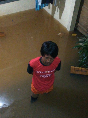 Pejaten Timur Tergenang 30 Cm, Warga Selamatkan Barang dan Berjaga