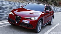 Mungkin SUV ini menjadi yang tercepat saat melakoni beberapa putaran di sirkuit neraka Nurburgring. Tapi rupanya modal itu tak cukup membuatnya menjadi yang tercepat di dunia. Dengan mesin 2.9 L V6 Biturbo, maka tenaga yang dihasilkan mencapai 505 daya kuda. Akselerasi 0-100 km/jam hanya butuh waktu 3,8 detik. Foto: Alfa Romeo