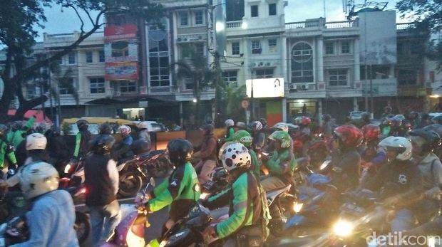 Driver Ojek Online Sweeping dan Rusak Angkot di Tangerang