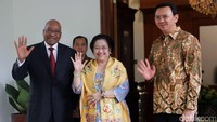 Presiden Afrika Selatan Jacob Zuma bersama Megawati Soekarnoputri dan Ahok saat menyapa sejumlah wartawan di kediaman Megawati di Menteng, Jakarta, Rabu (8/3/2017).
