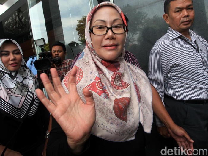 Mantan Gubernur Banten, Ratu Atut Chosiyah menjalani sidang perdana kasus korupsi pengadaan alat kesehatan. Atut didakwa merugikan negara Rp 79 miliar.