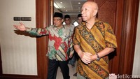 Said Aqil Siradj menyambut kedatangan Arifin Panigoro di Gedung PBNU, Jakarta, Rabu (8/3/2017).