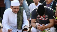 Ia terlihat tegar di depan pusara sang ayah. Pool/Palevi S/detikFoto.