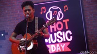 Rendy Pandugo saat tampil di acara dHOT Music Day di detikcom, Warung Buncit, jakarta Selatan pada Kamis (9/3/2017).
