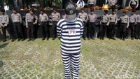 Massa juga menggelar aksi teaterikal.
