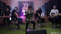 Lagu Menunggu Kamu pun dibawakannya untuk para detikers.