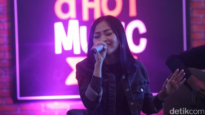 Penampilan Keren Rinni Wulandari