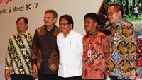 Kabid Pasar Modal dan IKNB Sekretariat Tim KUR Kemenko Perekonomian Erdiriyo, Ketua Dewan Pembina GAPKI Joefly Joesoef Bahroeny, Menteri ATR Sofyan Djalil, Dirjen Perkebunan Kementan Bambang, Dirut Bank Mandiri Kartika Wirjoatmojo berbincang sebelum membuka Focus Group Discussion (FGD).