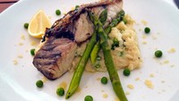 Akhirnya setelah bersusah payah selama kurang lebih 1 jam, risotto dan ikan barramundi saya pun matang dan siap disantap. Rasanya ternyata enak juga! Wah, tidak sangka ternyata saya cukup berbakat juga dalam hal masak memasak (Wahyu/detikTravel)