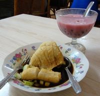 Sedapnya Pempek Lenjer Hingga Kapal Selam Berendam Saus Cuko di Sini