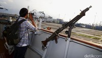 Pengunjung menjajal teropong kapal perang jenis Frigate tersebut.