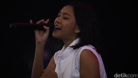Walking Away menjadi lagu kedua yang membuat suasana jadi semakin meriah.