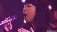 Monica Hapsari sang vokalis pun menyapa detikers yang menyaksikan baik langsung maupun lewat video streaming.