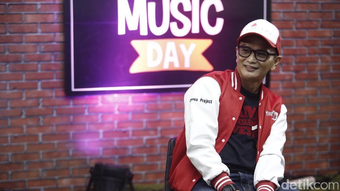 Yosi dan Igor yang tergabung dalam Cameo Project saat tampil di acara dHOT Music Day.