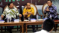 Anggota Komisi III DPR dari Fraksi PDIP Masinton Pasaribu memberikan pemaparan.