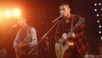 Lagu Gagal Bersembunyi jadi pembuka mereka.
