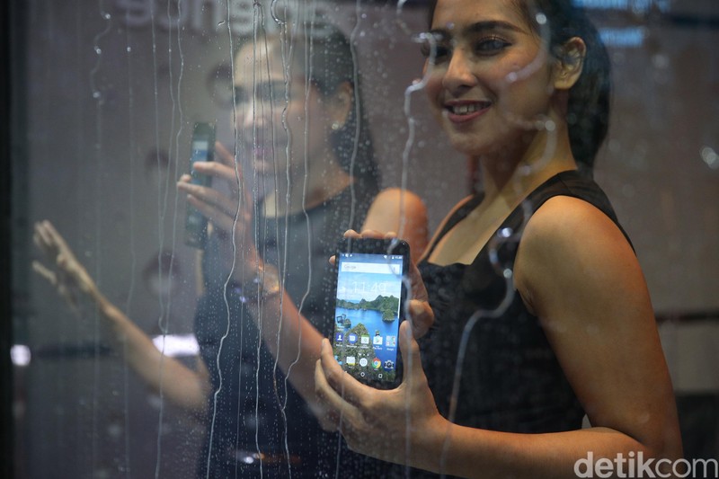 Model menunjukan BB Aurora yang diproduksi PT BlackBerry Merah Putih saat peluncuran di Senayan, Jakarta, Kamis (9/3/2017). BB Aurora mempunyai kandungan komponen lokal 30 persen. BB Aurora dibandrol Rp 3.499.000. (Ari Saputra/detikcom)