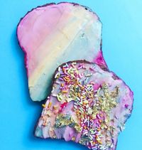 Nyam! Ada <i/>Mermaid Toast</i> yang Berwarna Cantik Seperti Laut!