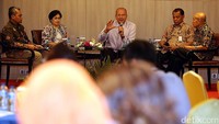 Direktur Organisasi Masyarakat Direktorat Jenderal Politik dan Hukum Laode Ahmad P. Balombo, penulis CSOSI 2015 Rustam Ibrahim, Kemitraan Partnership for Governance Reform Indonesia Peter Van Tuijl, Wakil Ketua Umum Kadin Bidang Good Corporate Governance (GCG) dan Corporate Social Responsibility (CSR) Suryani S Motik, serta Spesialis Kampaye Sosial Direktorat Pendidikan dan Pelayanan Masyarakat KPK Ramah Handoko menjadi pembicara diskusi.