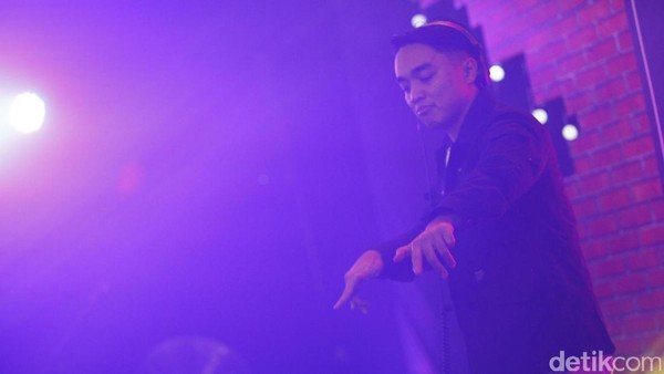Shake Your Body ! Dipha Barus Tutup dHOT Music Day