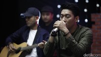 Mereka menurunkan tempo dan membuat suasana jadi sedikit sedih di lagu Kemarin.