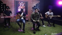 Seventeen saat tampil di acara dHOT Music Day di detikcom, Warung Buncit, jakarta Selatan pada Kamis (9/3/2017).
