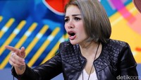 Tak hanya itu ia juga sempat menyindir Ayu Ting Ting.