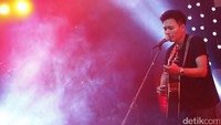 Selanjutnya ada Rendy Pandugo yang juga sukses membawakan ulang ‘Kisah Klasik untuk Masa Depan’. Foto: Muhammad Ridho