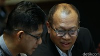 Wakil ketua KPK Laode Syarif berbincang dengan Direktur Utama BPJS Ketenagakerjaan Agus Susanto.