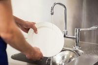 Cuci Piring Bersama Pasangan Bisa Bikin Hubungan Makin Mesra