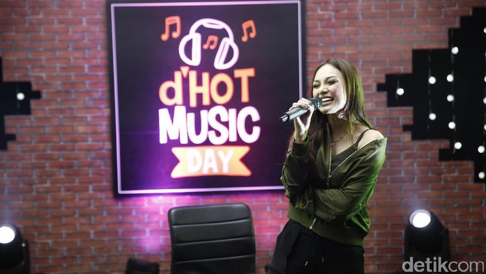 Angela Vero Panaskan dHOT Music Day dengan Work It