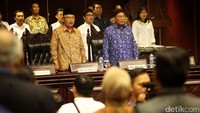 Ketua DPD M Saleh didampingi Wakil Ketua DPD Farouk Muhammad memimpin rapat paripurna.